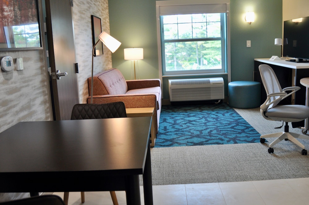 Suite, 1 King Bed, Accessible (Hearing) - Photo 3