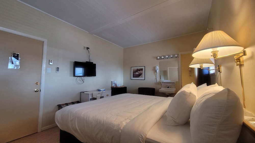 Economy Room, 1 King Bed photo 2