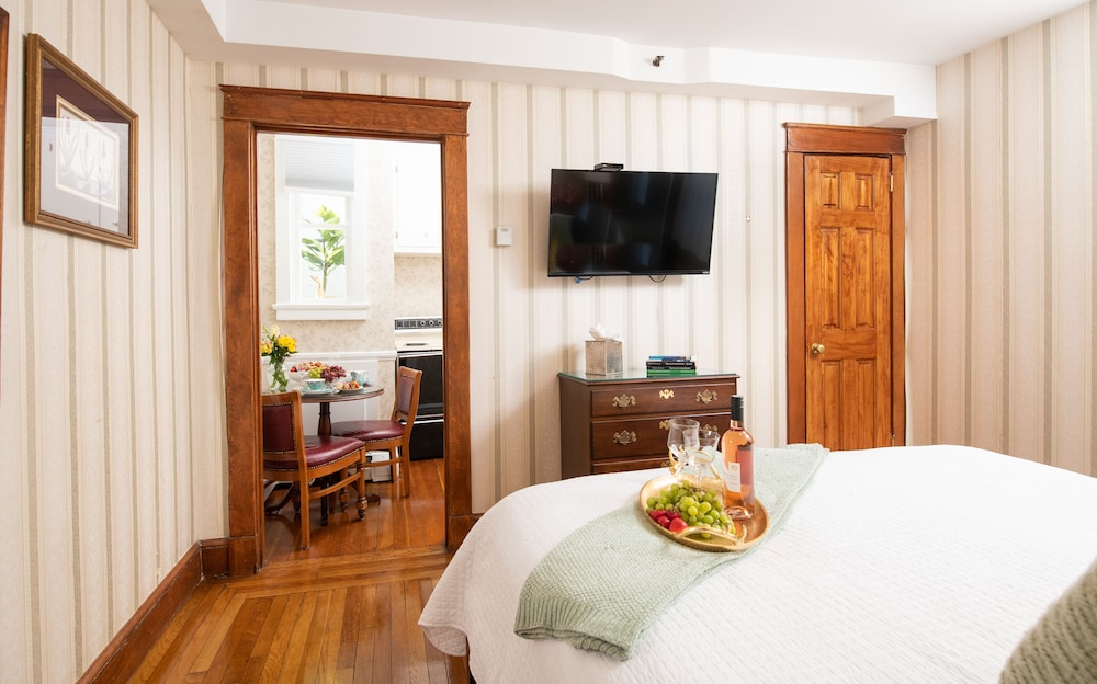 Traditional Apartment, Jetted Tub (Pet Friendly) photo 2