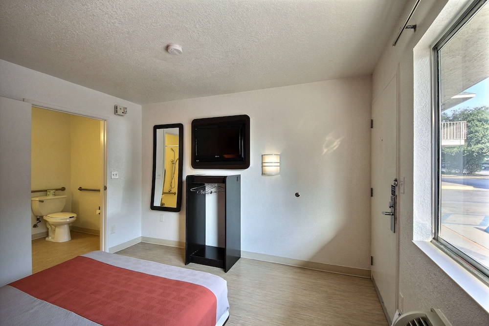 Standard Room, 1 Double Bed, Accessible, Non Smoking photo 1