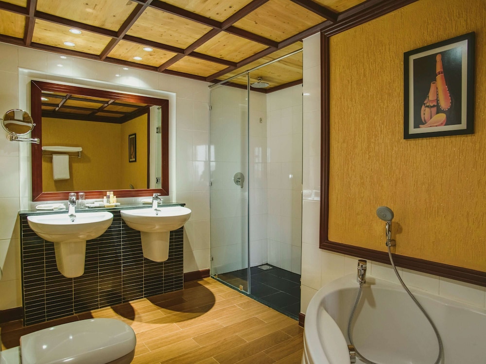 Superior Room, 1 King Bed, Bathtub, City View photo 3