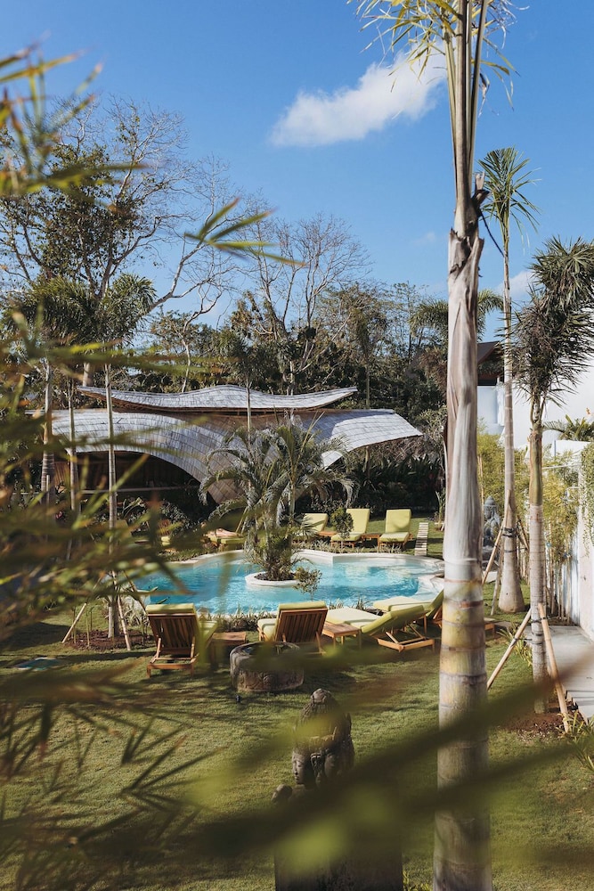 Deluxe Double Room, 1 Queen Bed, Pool View photo 3