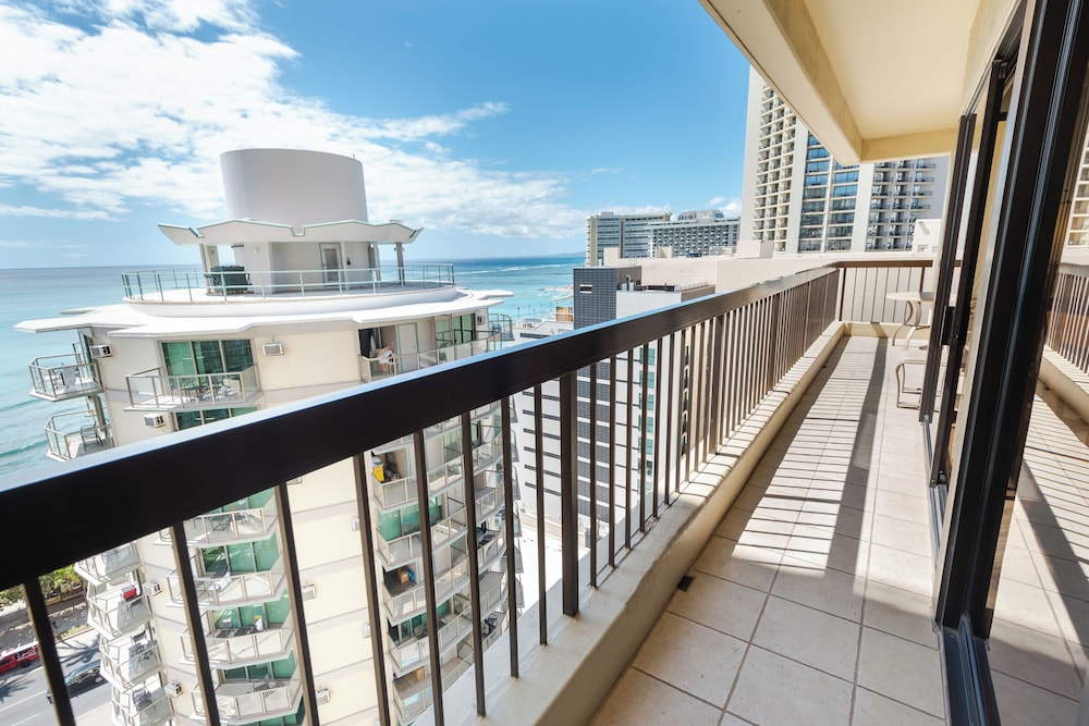 Aston Waikiki Beach Tower: Deluxe Condo, Lanai, Ocean View photo