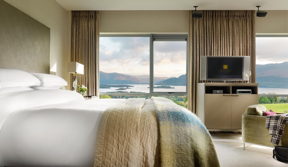 Deluxe Studio, 1 Bedroom, Bathtub, Lake View