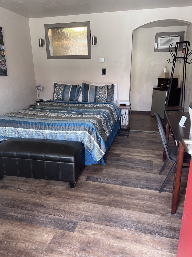 Standard Room, 1 Queen Bed photo 2