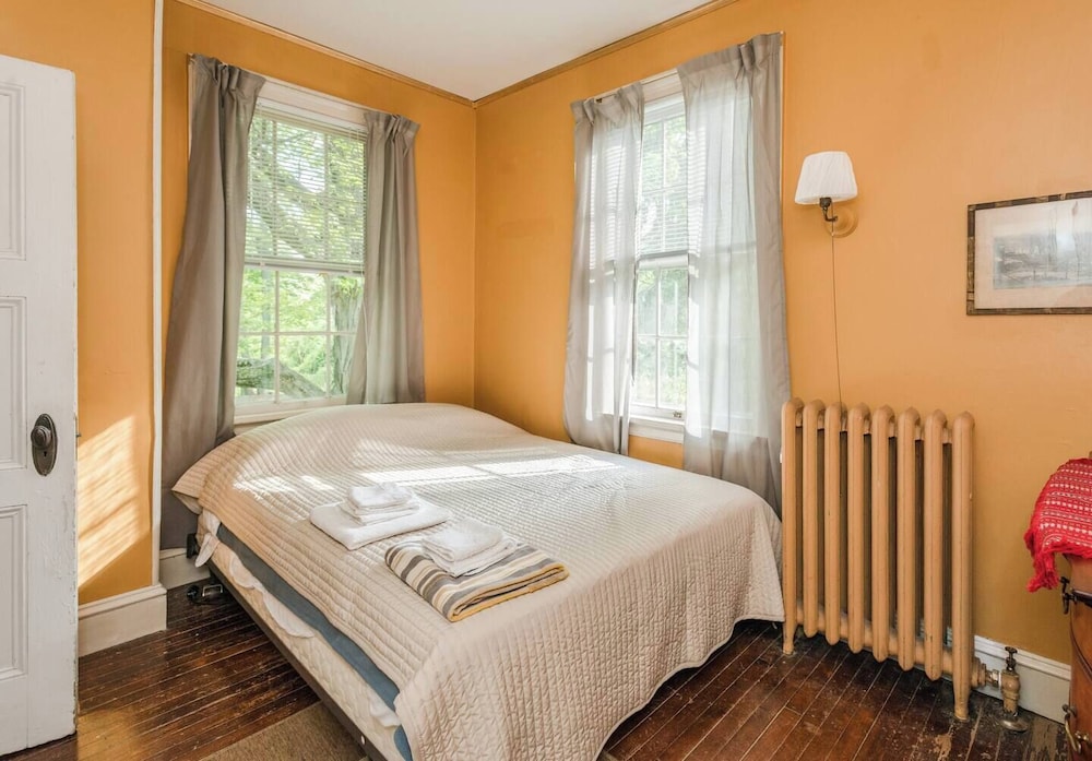 Orange Room, 1 Queen Bed, Garden View photo 1
