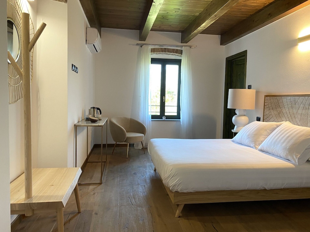Deluxe Double Room, Private Bathroom, Hill View