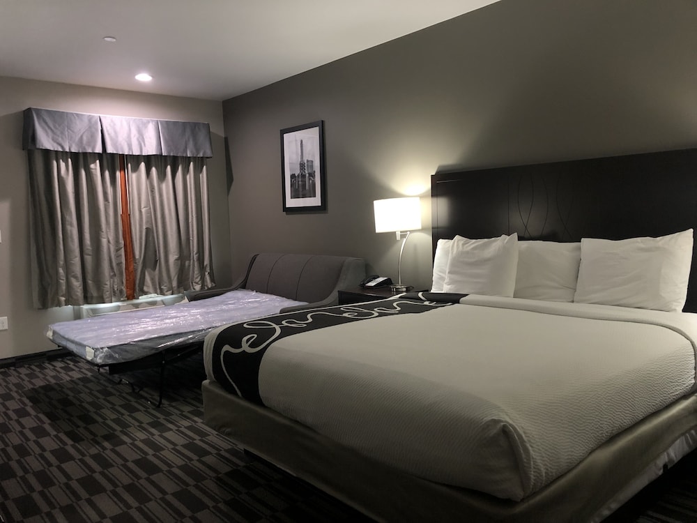 Deluxe Room, 1 King Bed with Sofa bed photo 2