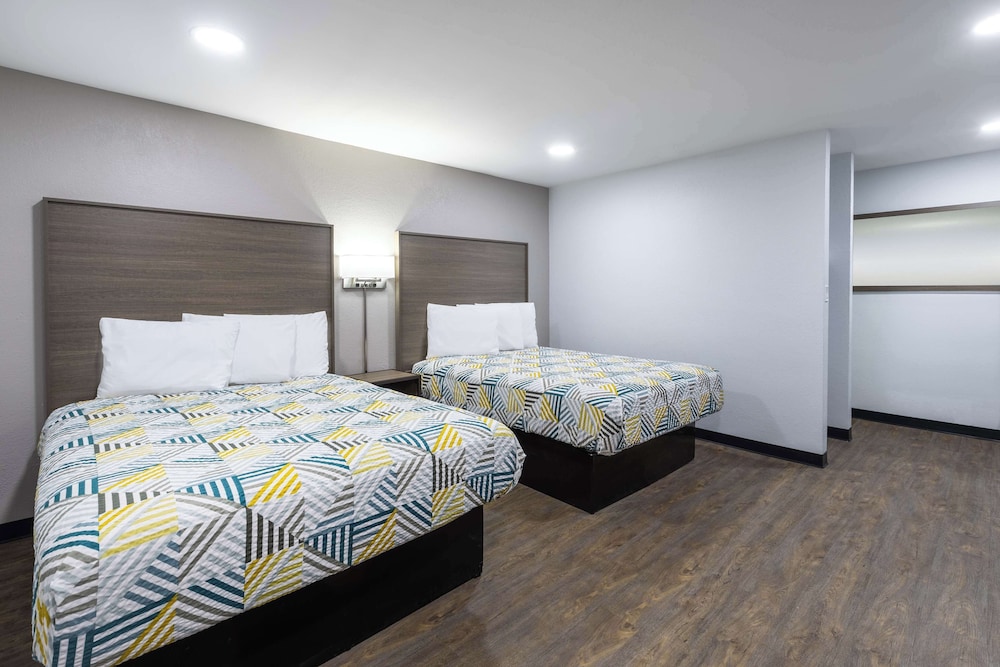 Standard Room, 1 Queen Bed, Smoking, Kitchenette