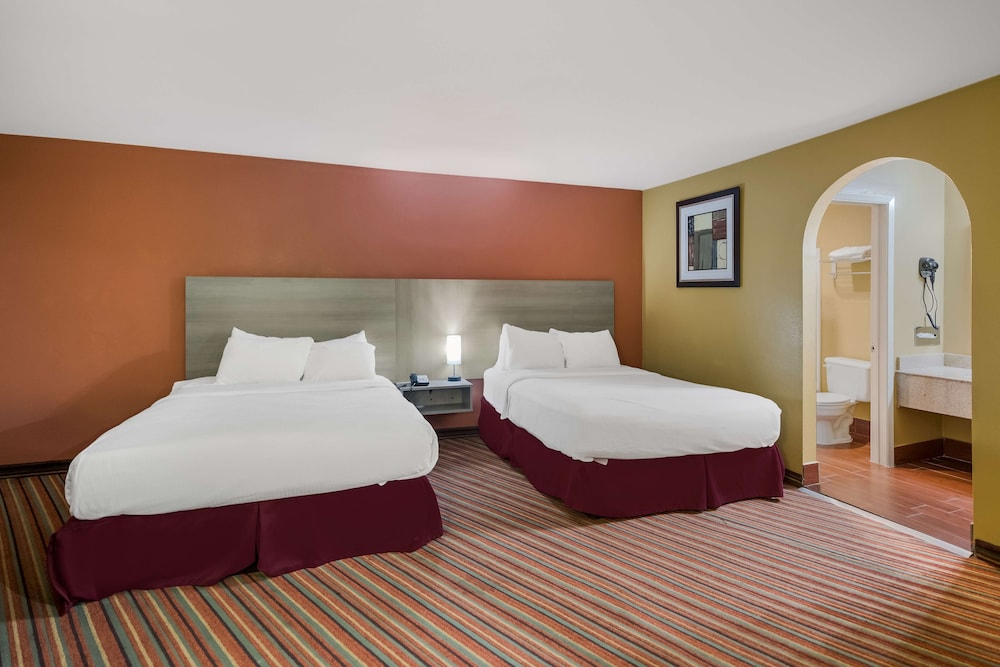 Family Suite, 2 Queen Beds, Non Smoking, Refrigerator & Microwave - Photo 3