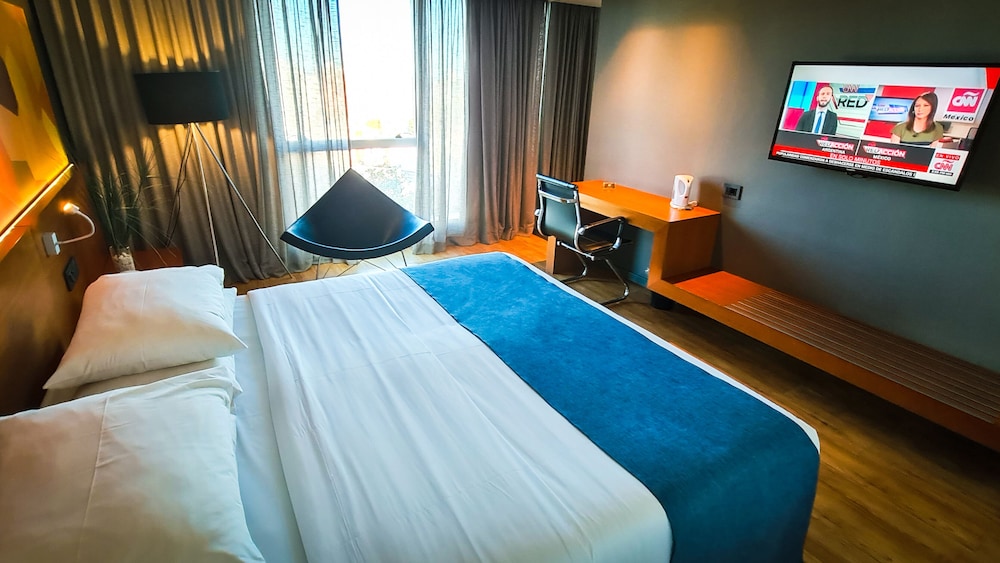 Deluxe Room, 1 Queen Bed photo 3