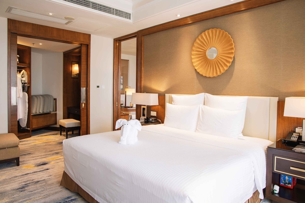 Executive Suite, 1 King Bed, Balcony, Sea View - Photo 4