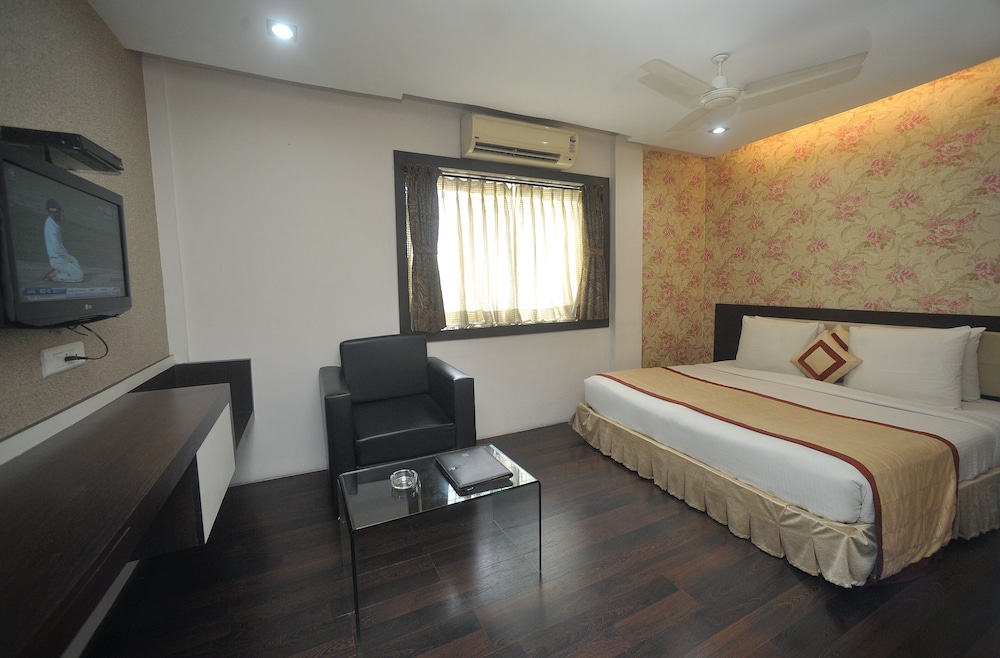 Executive Room, 1 King Bed, Smoking, Refrigerator