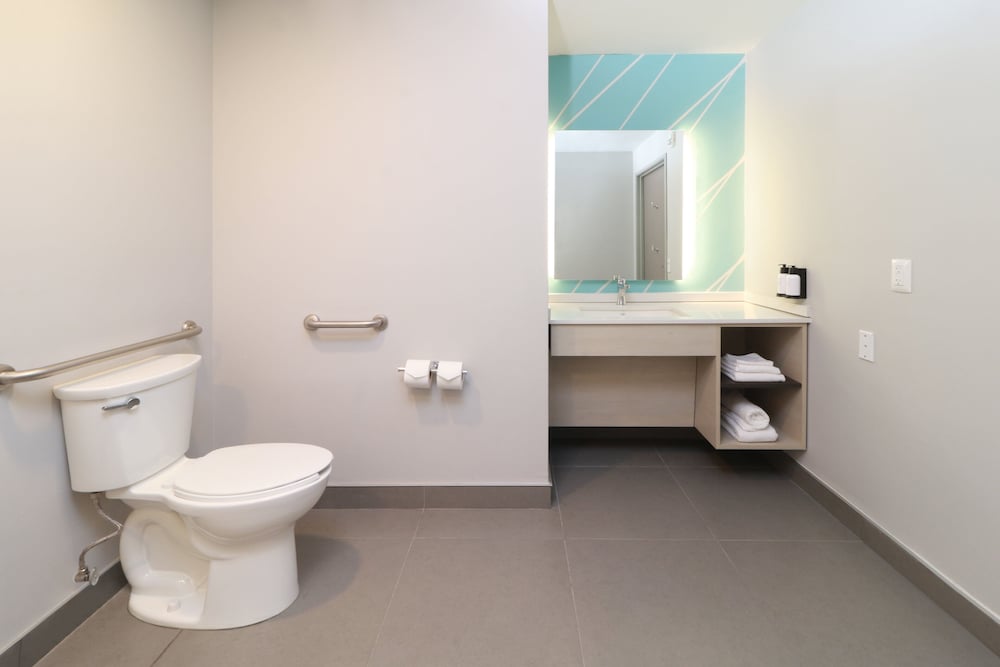 Standard Room, 1 King Bed, Accessible Bathtub - Photo 5