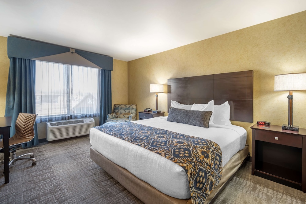 Suite, 1 King Bed, Non Smoking, Refrigerator & Microwave - Photo 4
