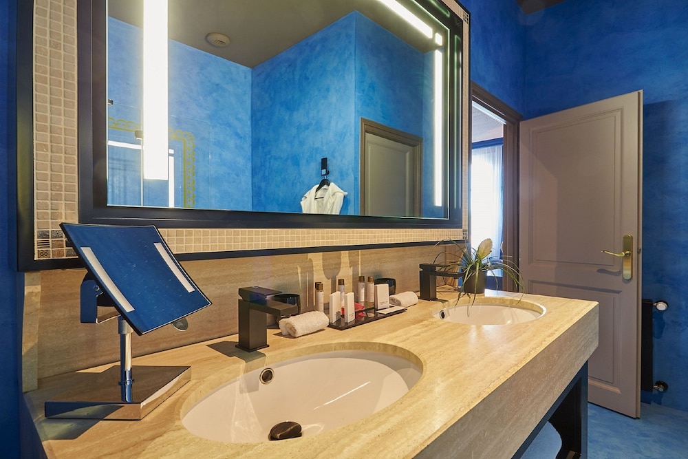 Deluxe Double or Twin Room photo 2