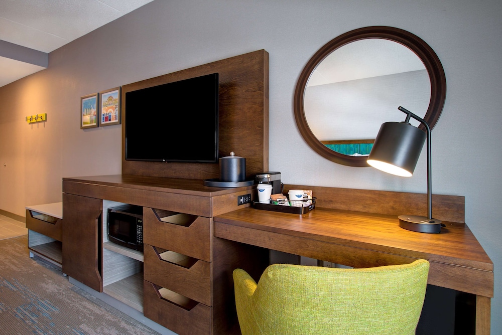 Room, 1 King Bed, Refrigerator & Microwave - Photo 4