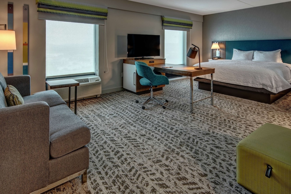 Suite, 1 King Bed, Refrigerator & Microwave (Wet bar) photo 2