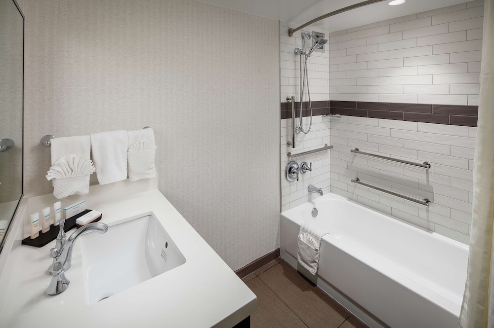 2 Room, 1 King Premium Suite Mobility/Hearing Access Tub - Photo 4