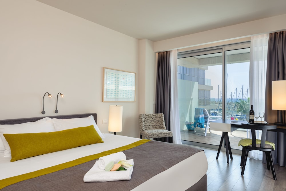 Executive Suite, Balcony, Pool View