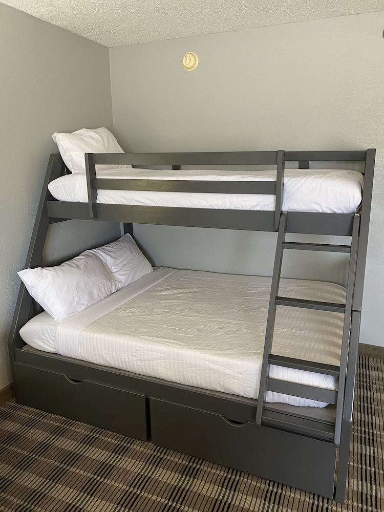 Suite, Multiple Beds, Non Smoking - Photo 4