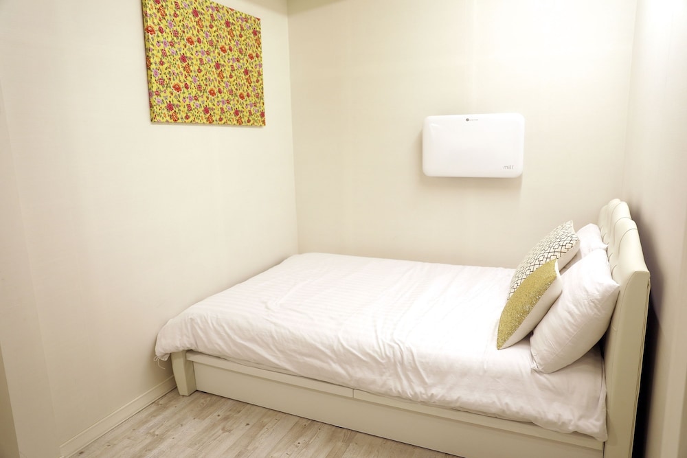 Room 303 photo 1