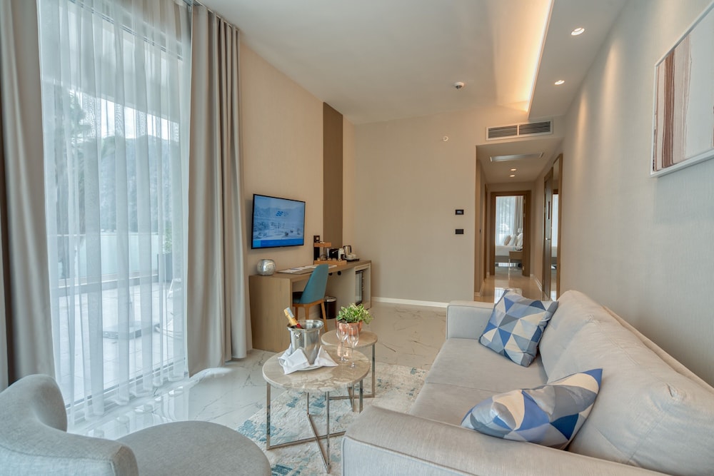 Regency, Suite, 1 King Bed, Hot Tub, Sea View - Photo 3