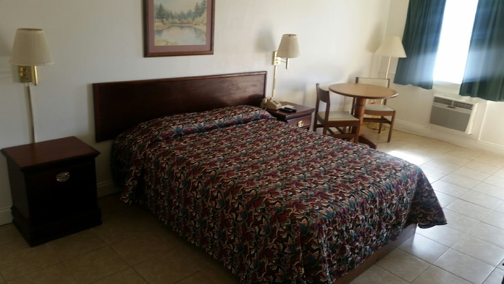 Basic Double Room, 2 Queen Beds, Non Smoking photo 2