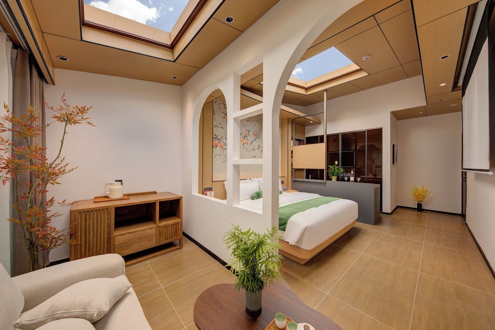 Signature Double Room, Courtyard View