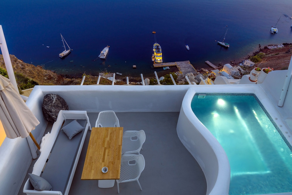 Senior Villa with Outdoor Plunge Pool and Caldera View - Photo 12