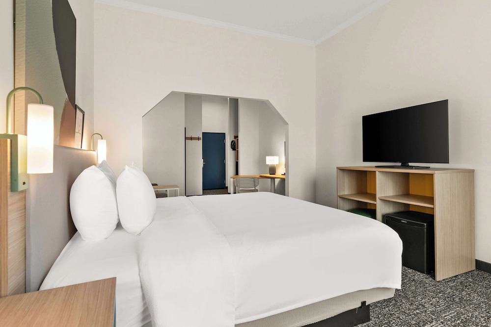Suite, 1 King Bed - Photo 2