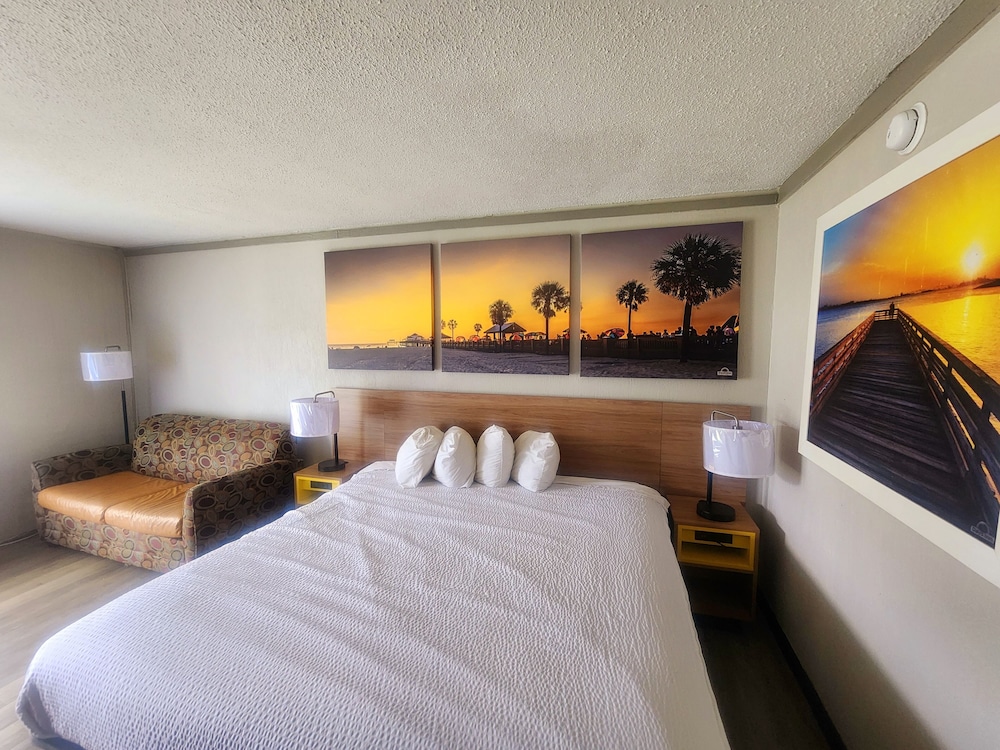 Room, 1 Queen Bed, Refrigerator & Microwave photo 1