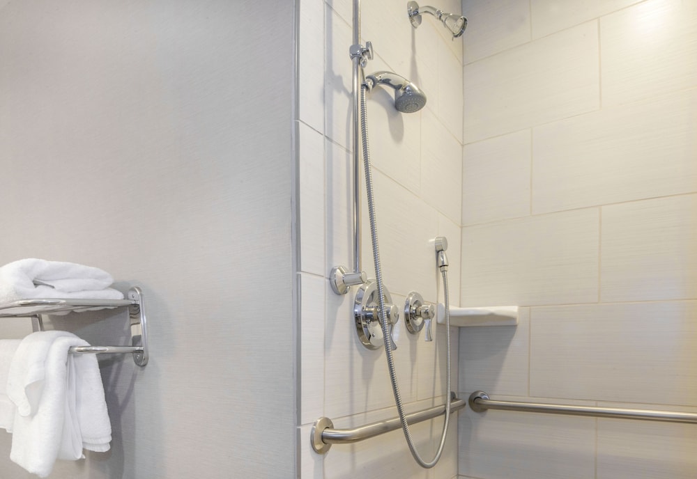Room, 2 Queen Beds, Accessible (Roll-In Shower) - Photo 4