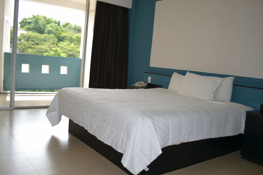Comfort Room, 1 Queen Bed, Valley View (Pet friendly)