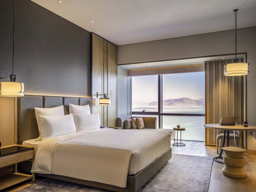 Executive Room, 1 King Bed, Lake View