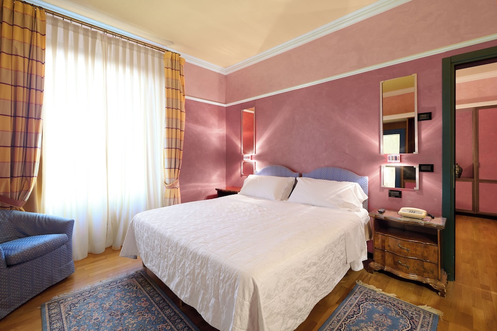Suite - Photo 1