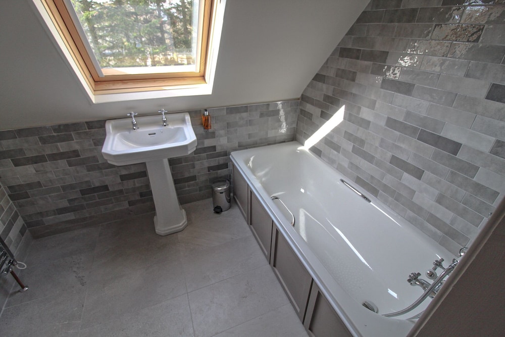 Double Room, Ensuite - Photo 17