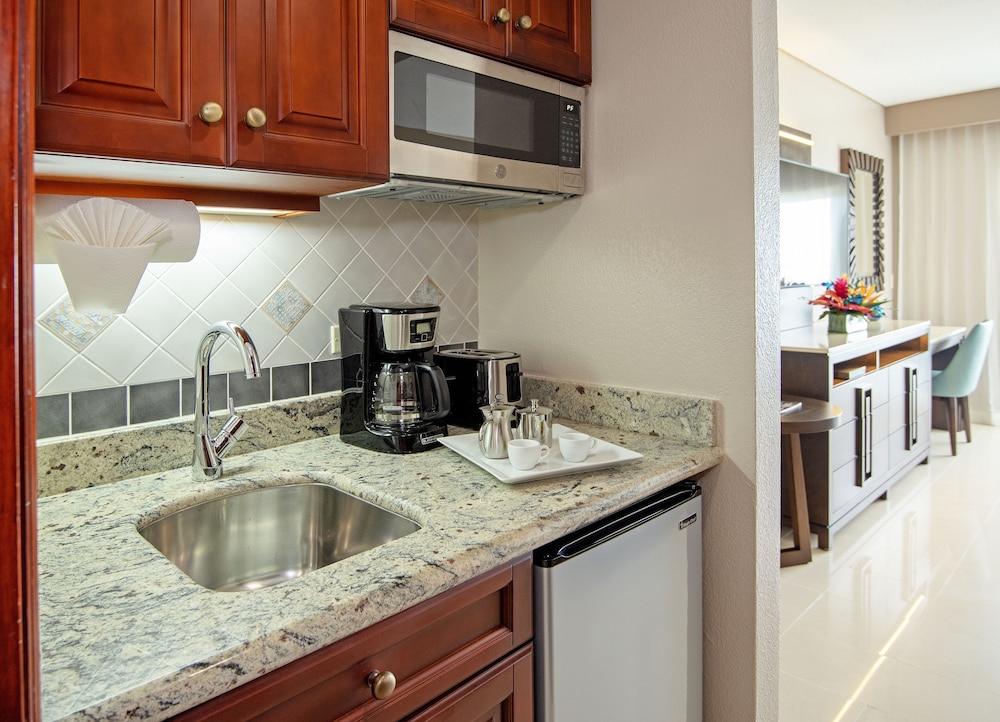 Junior Suite, 1 King Bed, Kitchenette, Oceanfront