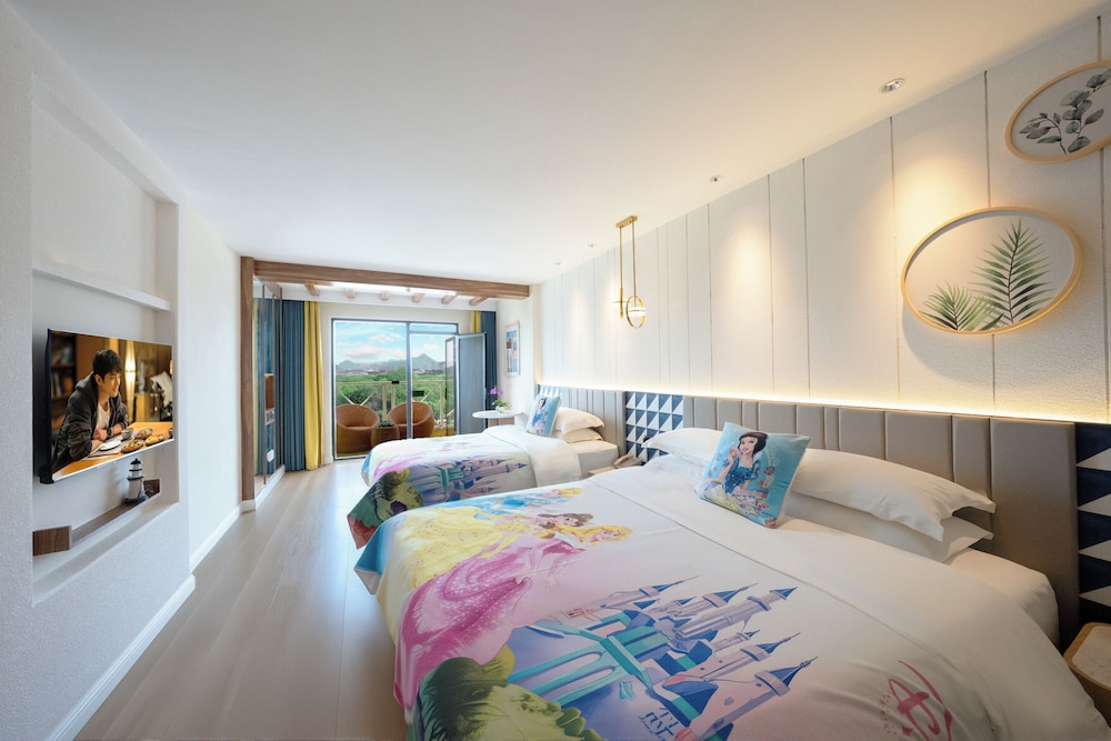 Panoramic Family Room with Balcony& Bathtub photo 2
