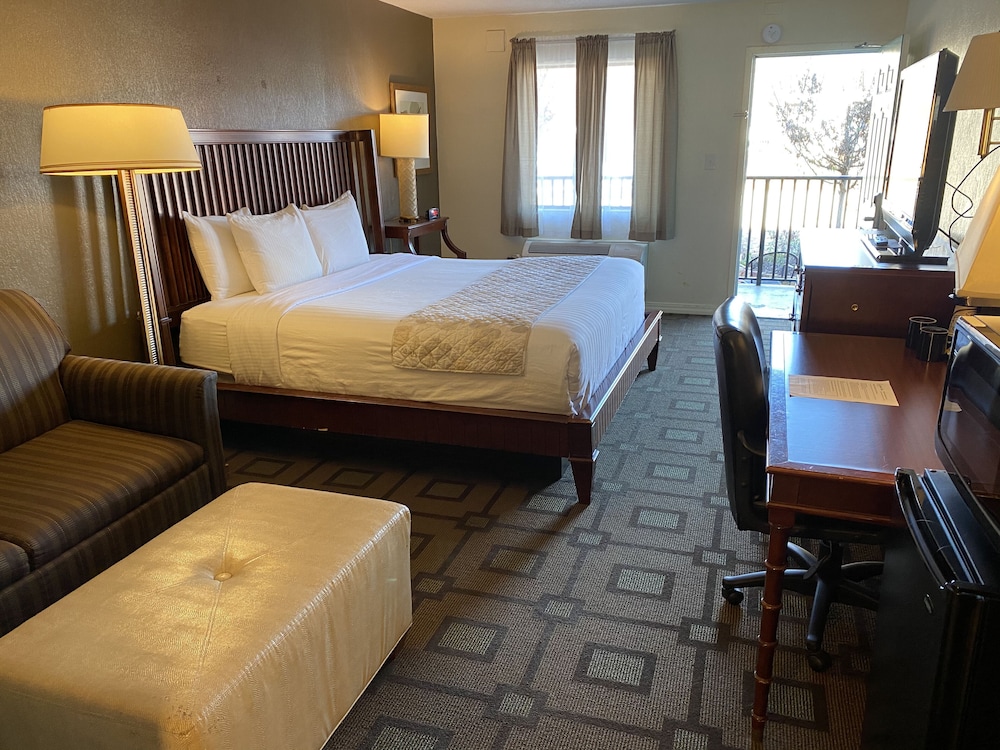 Deluxe Room, 1 King Bed with Sofa bed, Refrigerator & Microwave, Garden Area photo 1
