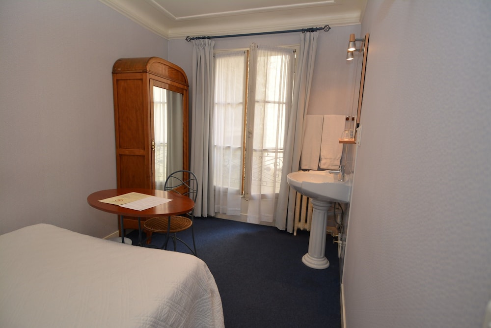 Single room with washbasin (Shared Shower for a fee, Shared WC) photo 2