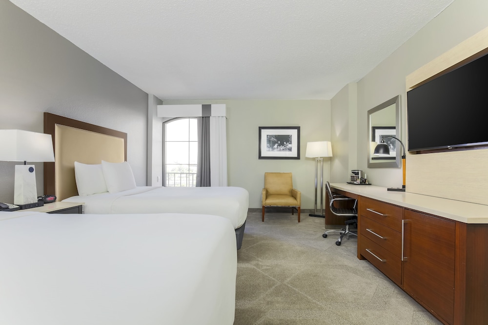 Room, 2 Queen Beds, Accessible, Bathtub