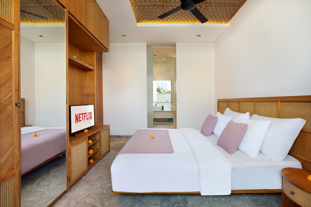 Three Bedroom Villa with Private Pool - Photo 2
