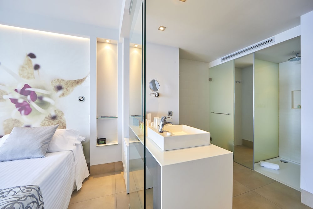 Deluxe Room, Hot Tub, Sea View thumbnail 5