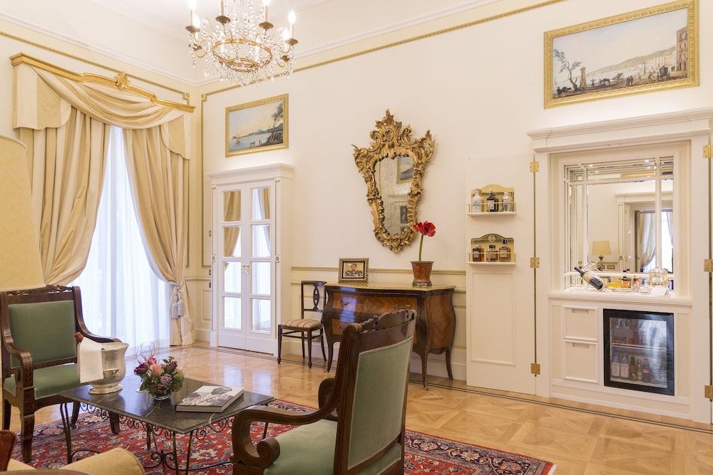 Suite, Sea View (Pavarotti)