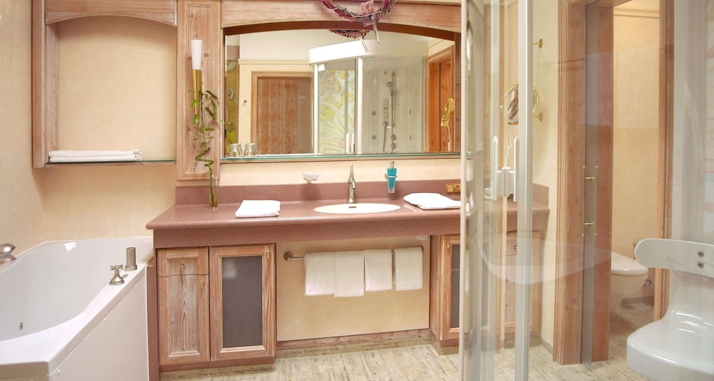 Suite, 1 Double Bed, Balcony (with Sofabed) - Photo 3