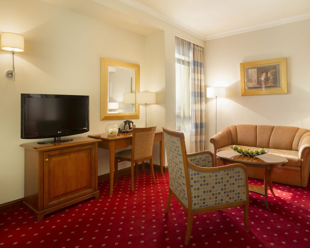 Executive Room, 1 King Bed with Sofa bed (with Sofabed) - Photo 1
