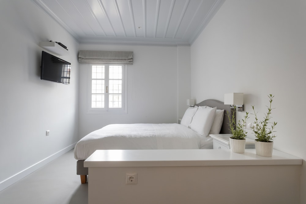 Basic Double Room, 1 Queen Bed