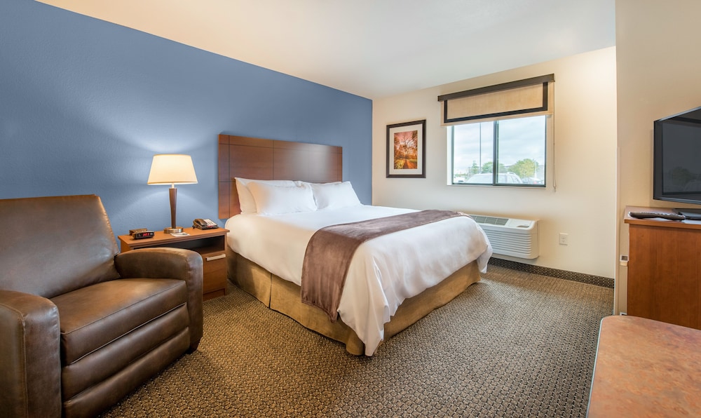 Room, 1 Queen Bed (With Recliner) photo 1