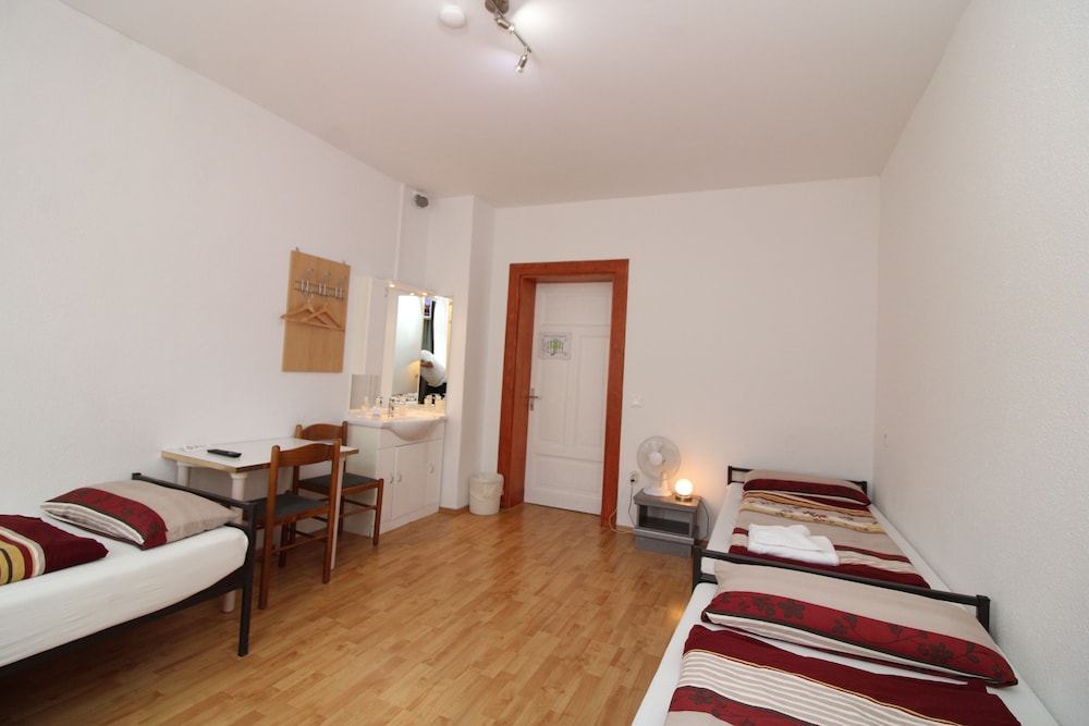 Economy Triple Room, Non Smoking, Shared Bathroom